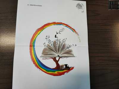 Nell�occasione la �Emanuela Loi� si � dotata, sempre attraverso il concorso, anche di uno slogan e di un logo, entrambi ideati dalla signora Monica Santoro, mamma di due scolari. Il logo rappresenta un grande arcobaleno che circonda un trenino, delle rondini in volo e un libro poggiato su un albero da cui fuoriescono le lettere dell�alfabeto 

